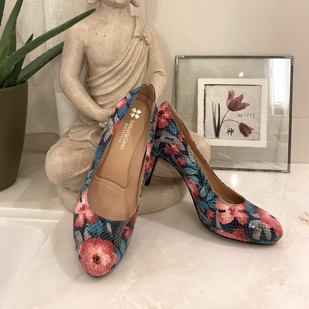 EUC Naturalizers I’m a pretty floral finish. N5 Contour insoles